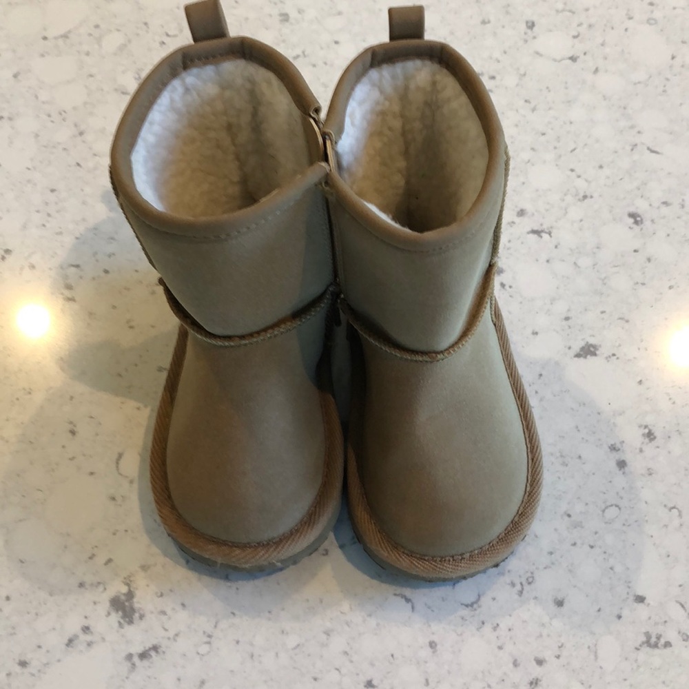 Toddler girls tan shearling boot size 6
